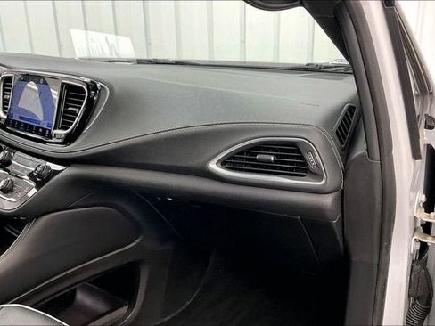 Used 2025 Chrysler Pacifica Limited FWD image 18