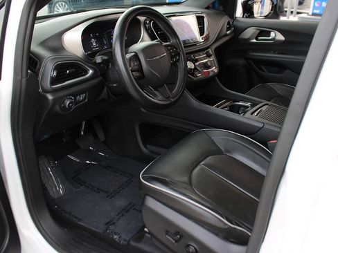 Used 2023 Chrysler Pacifica Limited w/ S Appearance Package FWD image 12