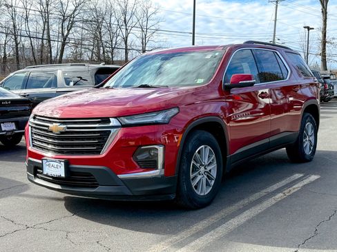 Used 2023 Chevrolet Traverse LT image 3