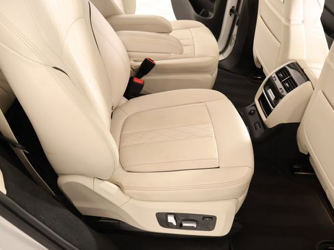 Used 2023 BMW X7 xDrive40i w/ M Sport Package AWD/4WD image 16