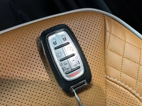 Used 2023 Chrysler Pacifica Pinnacle FWD image 42