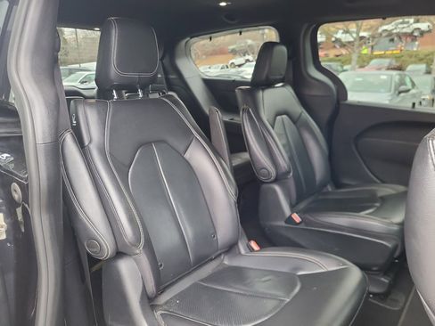 Used 2021 Chrysler Pacifica Touring-L w/ S Appearance Package image 29