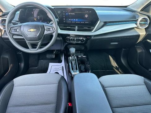 Used 2024 Chevrolet Trax LT FWD image 11