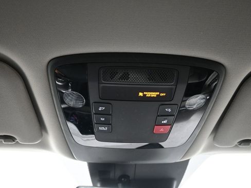 Used 2023 Kia Carnival EX image 17