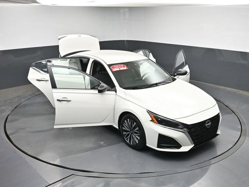Used 2025 Nissan Altima 2.5 SV FWD image 45