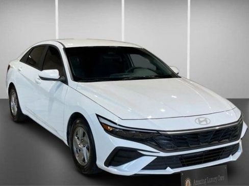 Used 2025 Hyundai Elantra SE image 2