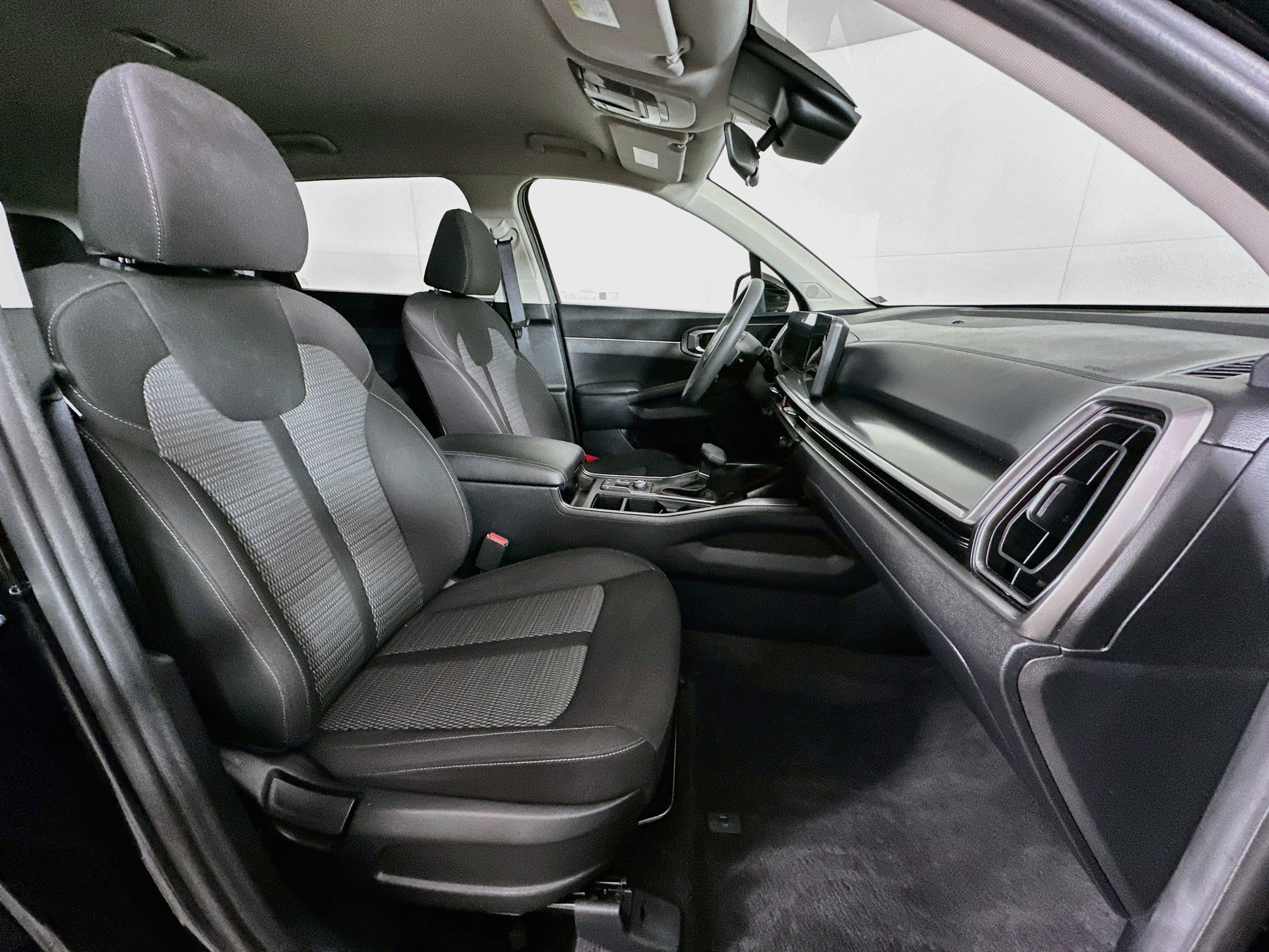 Used 2025 Kia Sorento LX FWD image 30