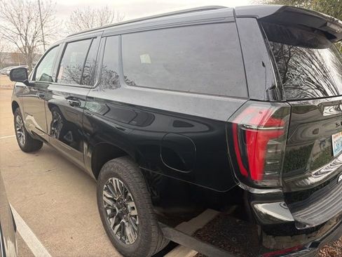 Used 2025 Chevrolet Suburban Z71 image 4