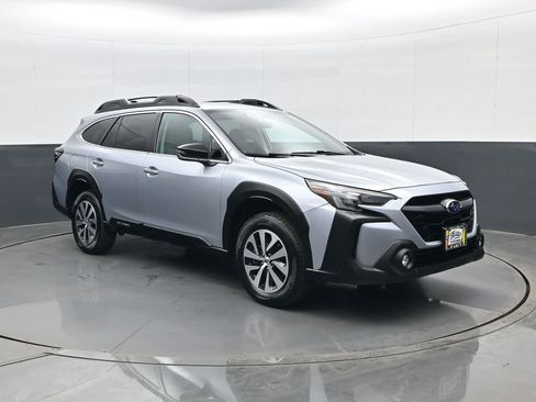 Used 2023 Subaru Outback Premium image 3
