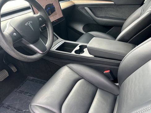 Used 2022 Tesla Model Y Long Range image 11