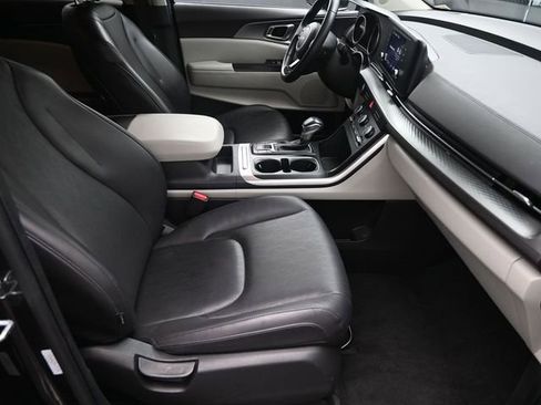 Used 2024 Kia Carnival LX image 34