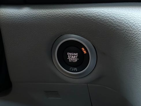 Used 2024 Chrysler Pacifica Touring-L FWD image 31