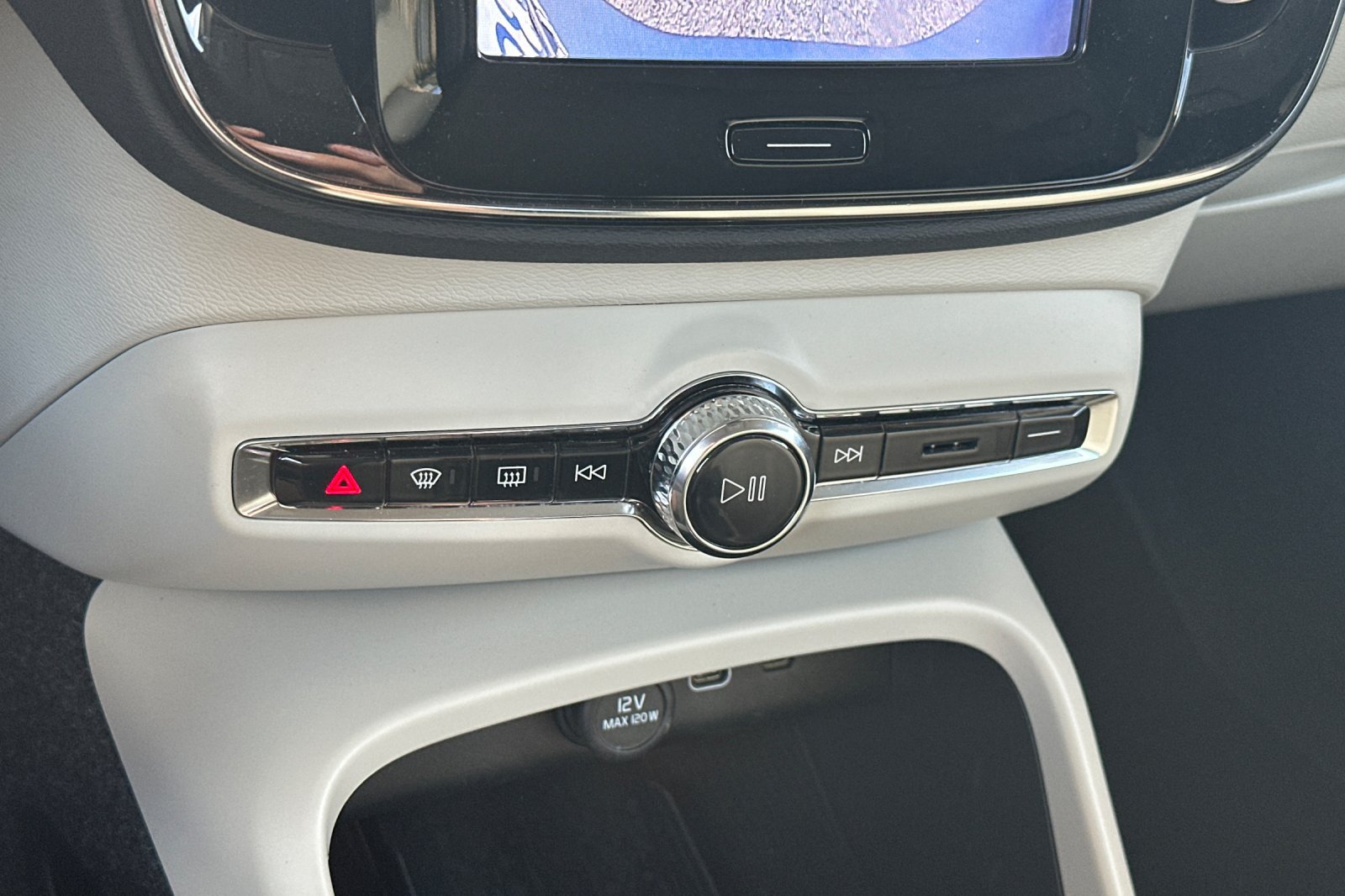 Certified 2025 Volvo XC40 B5 Plus AWD/4WD image 25