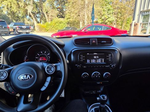 Used 2018 Kia Soul FWD image 13
