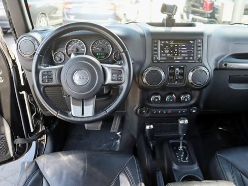 Used 2018 Jeep Wrangler Unlimited Sahara AWD/4WD image 18
