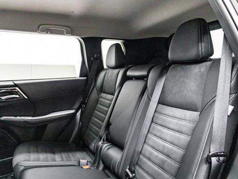 New 2025 Mitsubishi Outlander SE image 17