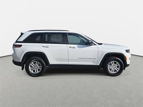 New 2025 Jeep Grand Cherokee Laredo image 4