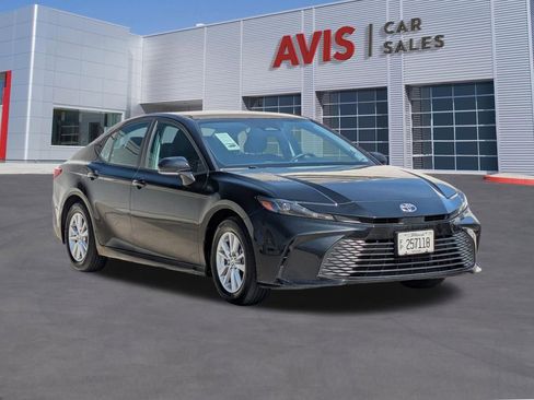 Used 2025 Toyota Camry LE image 3