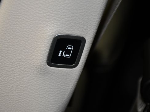 Used 2024 Chrysler Pacifica Touring-L FWD image 47