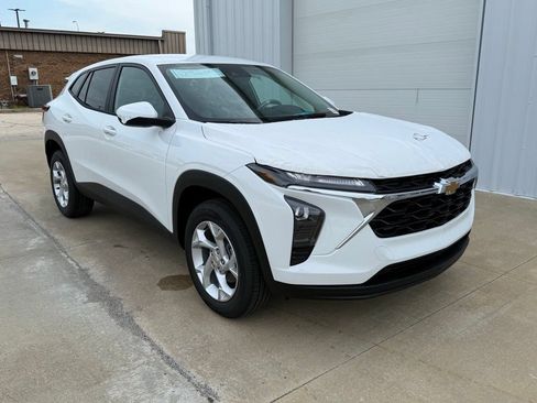 New 2026 Chevrolet Trax LS w/ LS Convenience Package FWD image 1