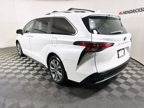 Used 2024 Toyota Sienna Platinum image 5