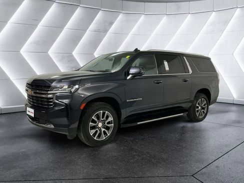 Used 2022 Chevrolet Suburban LT w/ Luxury Package image 3