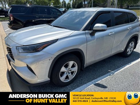 Used 2023 Toyota Highlander LE AWD/4WD image 1