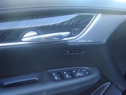 Used 2023 Cadillac XT6 Premium Luxury w/ Technology Package image 7