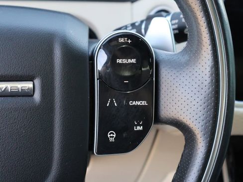 Used 2019 Land Rover Range Rover Velar R-Dynamic SE image 32