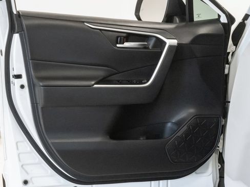 Used 2022 Toyota RAV4 XLE w/ Convenience Package AWD/4WD image 8