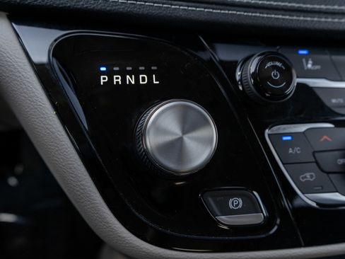 Used 2022 Chrysler Pacifica Touring-L FWD image 21