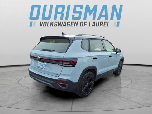 Certified 2025 Volkswagen Taos SE image 6