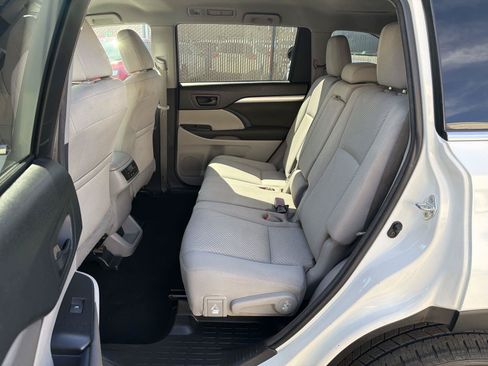 Used 2017 Toyota Highlander LE FWD image 22