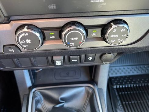 Used 2020 Toyota Tacoma TRD Sport AWD/4WD image 28