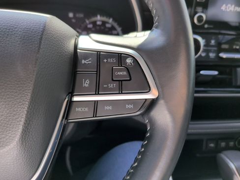 Used 2021 Toyota Highlander XLE AWD/4WD image 20