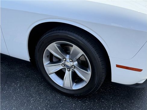 Used 2019 Dodge Challenger SXT image 7