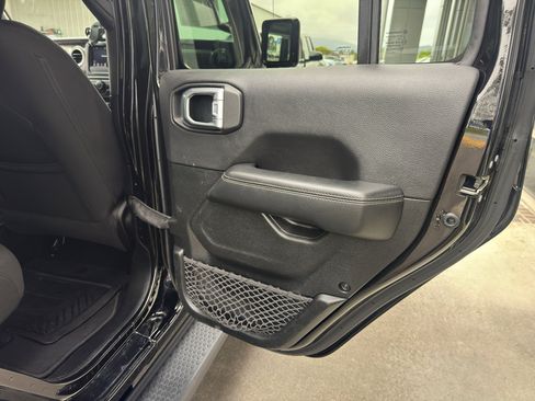 Used 2020 Jeep Wrangler Unlimited Sahara AWD/4WD image 17
