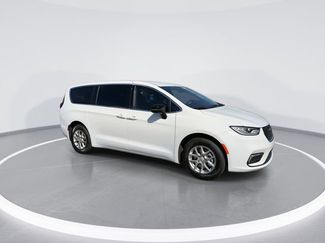 New 2026 Chrysler Pacifica Select video 2