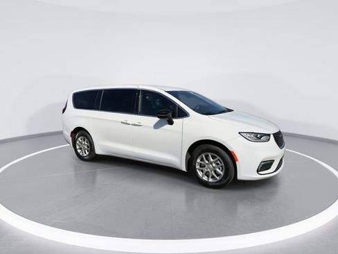 New 2026 Chrysler Pacifica Select image 2