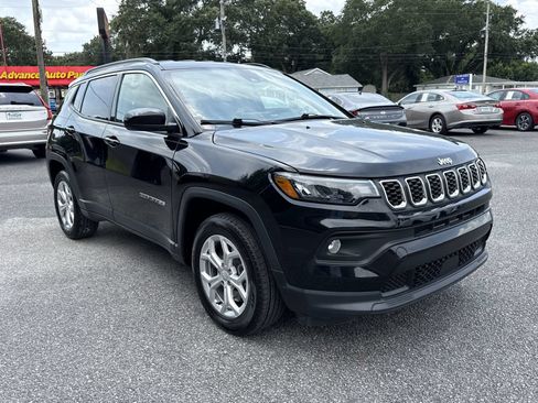 Used 2024 Jeep Compass Latitude AWD/4WD image 7