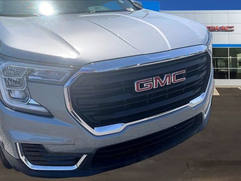 Used 2024 GMC Terrain SLE w/ Driver Convenience Package FWD image 32