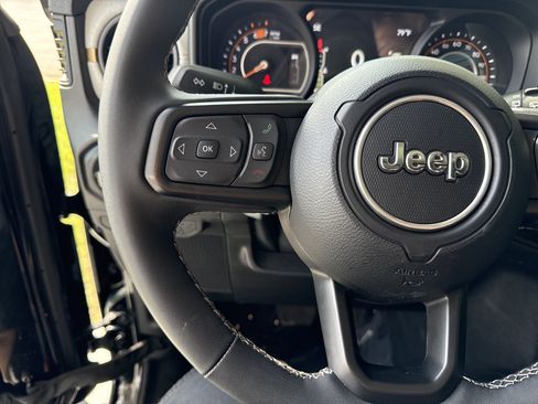 Used 2025 Jeep Wrangler Unlimited Sport AWD/4WD image 18