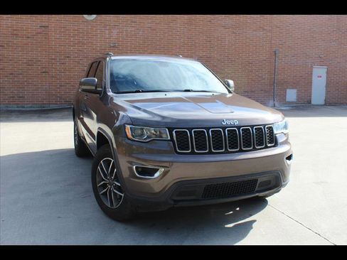 Used 2019 Jeep Grand Cherokee Laredo w/ 18" Wheel & 8.4" Radio Group AWD/4WD image 1
