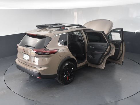 Used 2025 Nissan Rogue SV AWD/4WD image 28