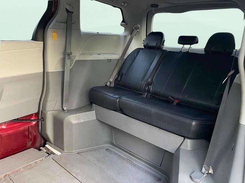 Used 2014 Toyota Sienna SE image 24