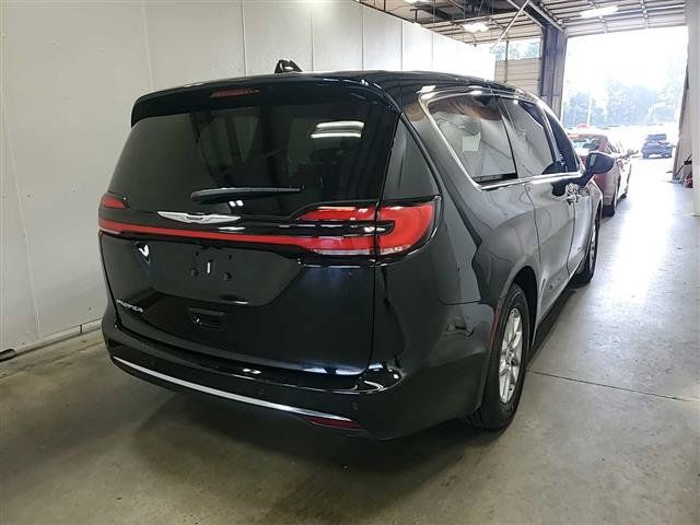 Used 2026 Chrysler Pacifica Select FWD image 6
