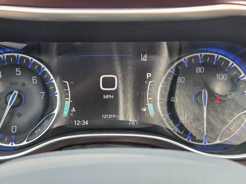 Used 2017 Chrysler Pacifica Limited FWD image 40