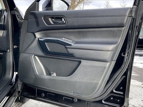 Used 2024 Nissan Pathfinder S image 11