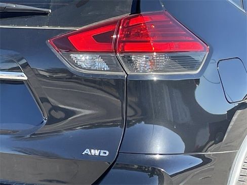 Used 2017 Nissan Rogue S image 6