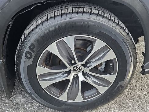 Used 2022 Toyota Highlander XLE image 10